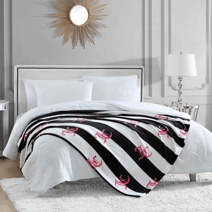 Juicy Couture Cabana Plush Throw Blanket, 127.7 X 178.8 Cm, pătură de lux din microfibră de pluș pentru confort maxim și căldură confortabilă Paturi si Cuverturi Juicy Couture