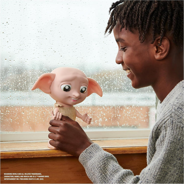 Wizarding World Harry Potter - Păpușa interactivă Dobby House Elf cu peste 30 de sunete, propoziții și mișcări, germană-italiană, jucărie pentru copii de la 6 ani, Fan Article Papusi Naty Shop