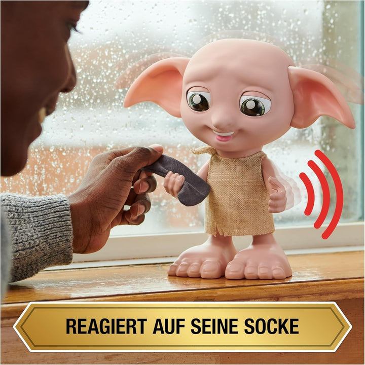 Wizarding World Harry Potter - Păpușa interactivă Dobby House Elf cu peste 30 de sunete, propoziții și mișcări, germană-italiană, jucărie pentru copii de la 6 ani, Fan Article Papusi Naty Shop