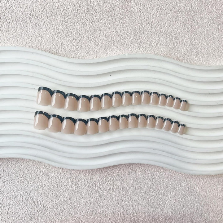 Unghii false cu vârf francez scurt – 30 de bucăți de unghii negre pentru a le lipi pe unghii scurte pătrate, unghii false cu vârf francez cu lipici, set unghii artificiale pătrate pentru femei