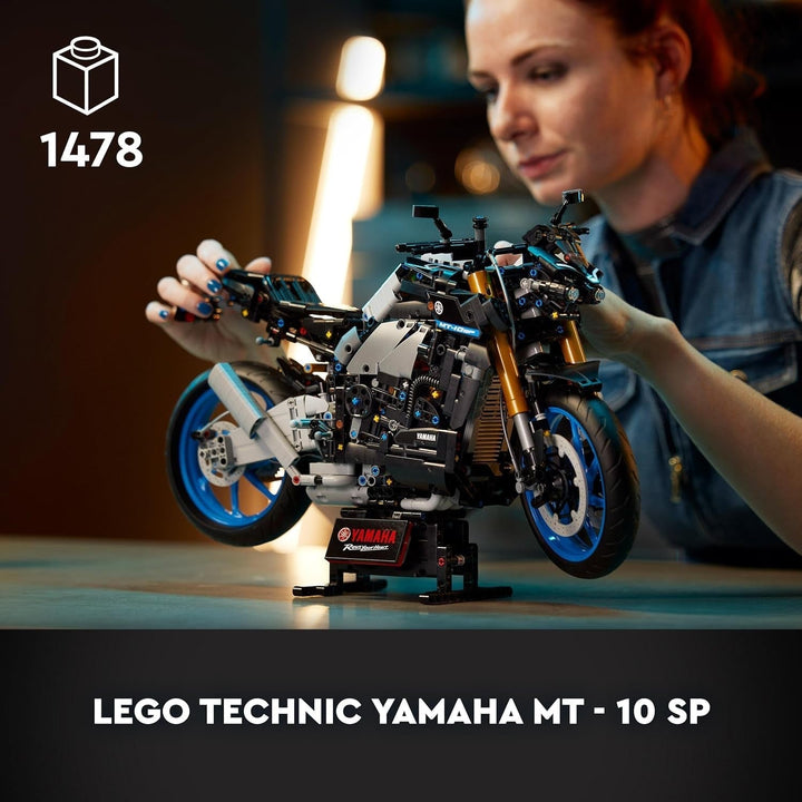 LEGO 42159 Technic Yamaha MT-10 SP Kit model de motocicletă pentru adulți, model autentic de vehicul cu motor cu 4 cilindri, direcție funcțională și aplicație Ar, cadou pentru bărbați și femei Seturi de constructie Besuche den LEGO-Store
