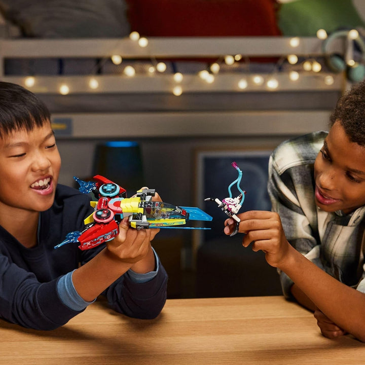 Controller de joc video LEGO Dreamzzz Coopers Flying, jucărie fantastică, set de joc video 2 în 1 cu minifigurină și păianjen, cadou pentru fete și băieți de la 7 ani 71489 Seturi de constructie Besuche den LEGO-Store