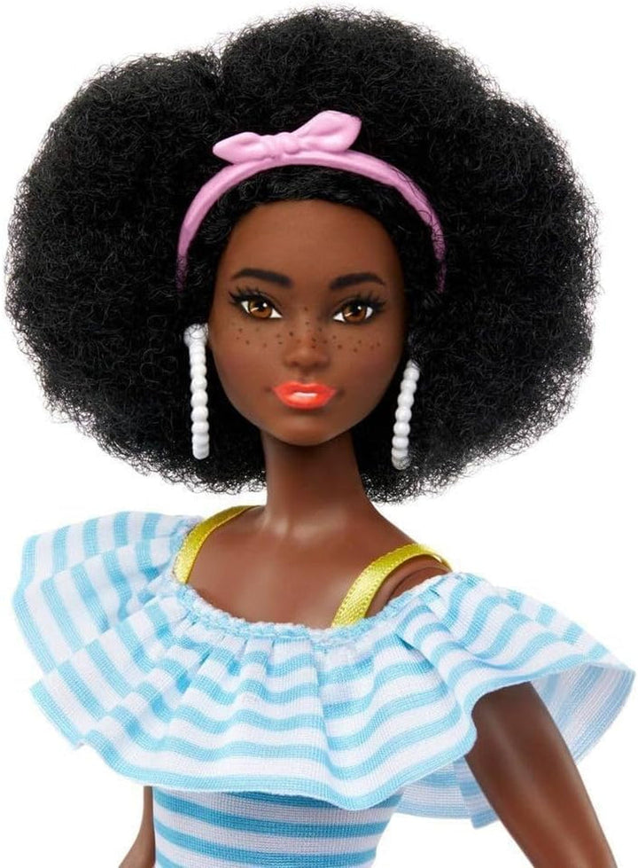 Barbie Ken - păpușă blondă cu cămașă albastră și costum de baie, accesorii de plajă și minge de plajă pentru jocuri creative, pentru copii de la 3 ani, HPL74 Papusi Naty Shop Patine cu rotile