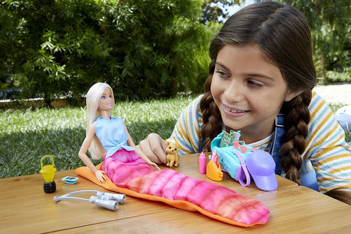 Barbie Camping Series, păpușă 1X cu păr blond, rucsac de drumeție, echipament de exterior, binoclu, hartă, cățel, accesorii, cadou pentru copii, jucărie de la 3 ani,Hdf73 Papusi Naty Shop