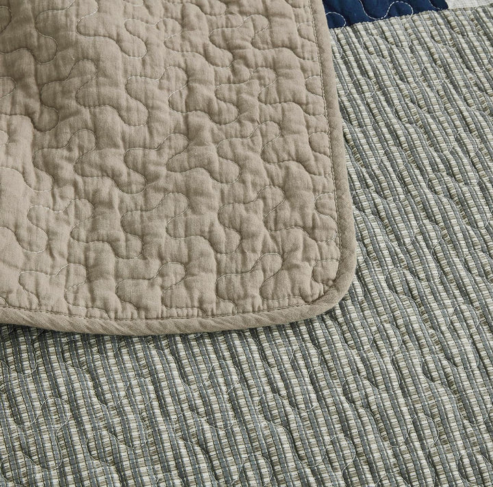 Chezmoi Collection Addy Patchwork Quilt Set bumbac pre-spălat, ușor, reversibil, pentru toate anotimpurile, supradimensionat, 3 piese, albastru marin, alb, gri, taupe, în carouri Plapumi si pilote Naty Shop