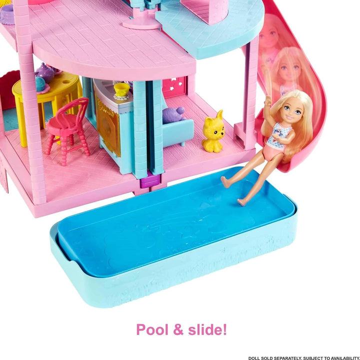 Barbie Chelsea Playhouse - 3 etaje cu funcție de transformare, zone de joacă secrete, lift, piscină, tobogan, 2 animale de companie și mai mult de 20 de accesorii, pentru copii cu vârsta de peste 3 ani, HHX44 Casute de papusi Naty Shop