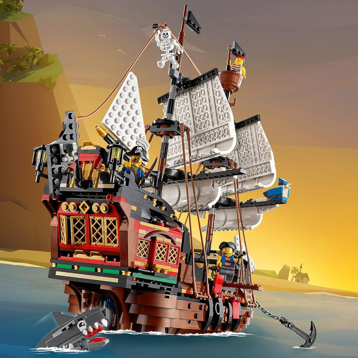 Set navă pirat LEGO Creator 3 în 1, jucărie cu 3 opțiuni de construcție, construiește o tavernă pirat sau o insulă pirat cu craniu, include 3 minifigurine pentru aventuri de rol 31109 Seturi de constructie Besuche den LEGO-Store