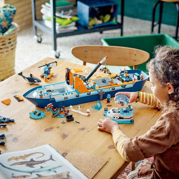LEGO City Arctic Research Ship, barcă mare de jucărie plutitoare cu elicopter, barcă pneumatică, submarin Rov, epavă vikingă, 7 minifigurine și figură Orca, cadou pentru copii cu vârsta de 7+ 60368 Seturi de constructie Besuche den LEGO-Store