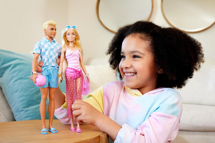 Barbie Ken - păpușă blondă cu cămașă albastră și costum de baie, accesorii de plajă și minge de plajă pentru jocuri creative, pentru copii de la 3 ani, HPL74 Papusi Naty Shop