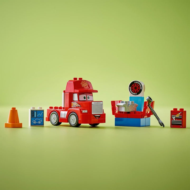 LEGO DUPLO | Disney and Pixar™S Cars Mack Truck Racing, set de mașini cu camion de jucărie pentru copii de 2 ani și peste, cadou pentru copiii de 2 ani care iubesc camionul roșu din film 10417 Seturi de constructie Besuche den LEGO-Store