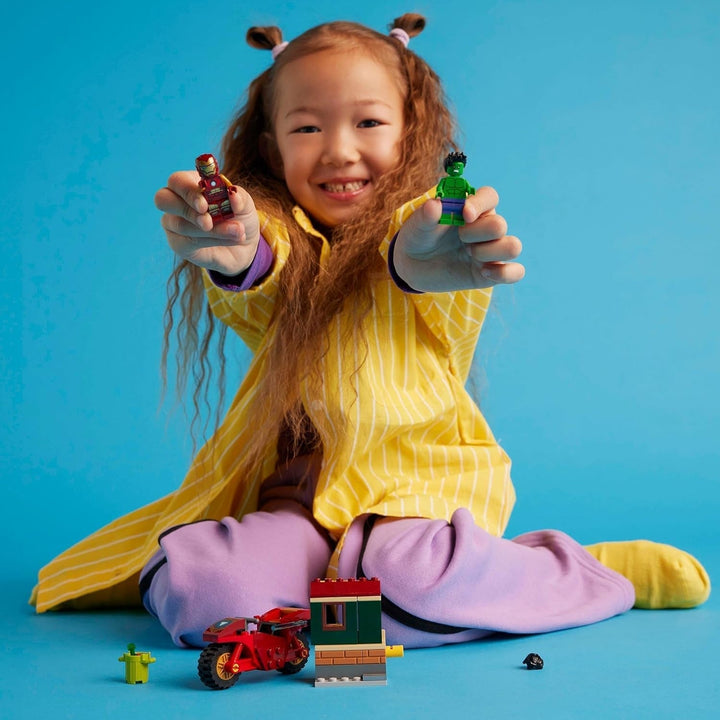 LEGO Marvel Iron Man cu bicicletă și Hulk, jucărie de construit supereroi pentru copii, set de colecționat cu bicicletă și minifigurine, cadou pentru fete și băieți de la 4 ani 76287 Seturi de constructie Besuche den LEGO-Store