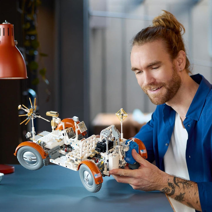 LEGO Technic NASA Apollo Lunar Roving Vehicle (LRV), Model de rover lunar pentru adulți, obiect de colecție spațială pentru pasionații de știință, jucărie de construcție, model de vehicul spațial 42182 Seturi de constructie Besuche den LEGO-Store