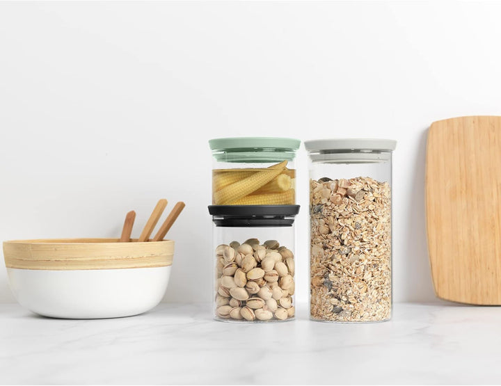 Brabantia - Recipient de sticlă stivuibil cu capac - Set de 3 - Depozitare alimente - Păstrează alimentele proaspete pentru mai mult timp - Sigiliu din silicon - Se spală în mașina de spălat vase - Gri închis/gri deschis/verde jad - 0.3L/0.6L/1.1L Cutii depozitare alimente Naty Shop