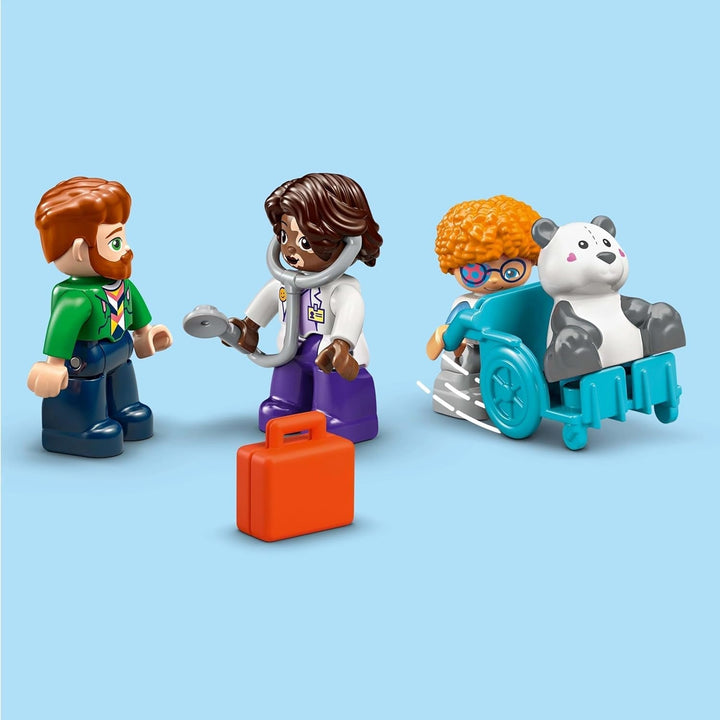 LEGO DUPLO Town Prima vizită la doctor, jucărie de construcție, set de joacă pentru a promova abilitățile motorii fine, cadou pentru copiii mici de la 2 ani, jucărie educativă, joc de rol în spital 10449 Seturi de constructie Besuche den LEGO-Store