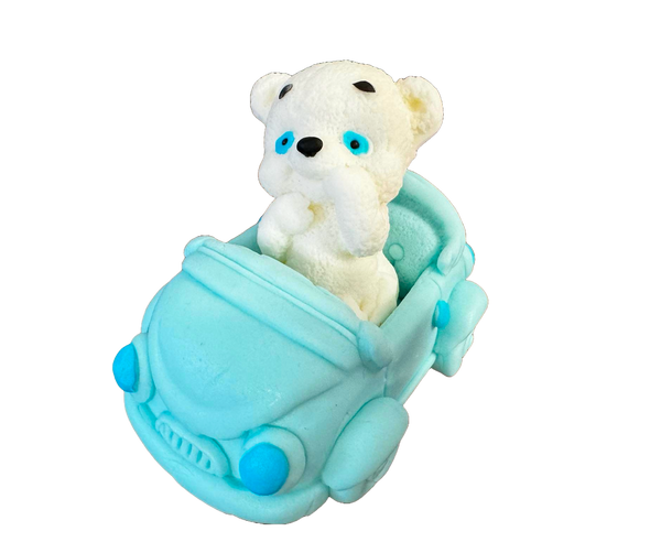 Decoratiune comestibila din pasta de zahar, Ursulet alb cu masina bleu Decoratiuni din Pasta de Zahar Naty Shop