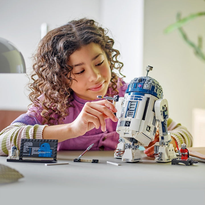 LEGO Star Wars R2-D2, set model pentru copii, băieți și fete, figurină droid construibilă cu minifigurina Darth Malek a 25-a aniversare și placă de decorare, idee de cadou de colecție 75379 Seturi de constructie Besuche den LEGO-Store