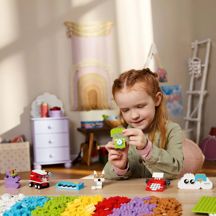 Set creativ LEGO Classic pentru construcție și joacă - set cu cărămizi colorate - construiește o casă, un câine, o mașină amuzantă, o claviatură de pian și un curcubeu - set de artizanat pentru băieți și fete de la 5 ani Seturi de constructie Besuche den LEGO-Store