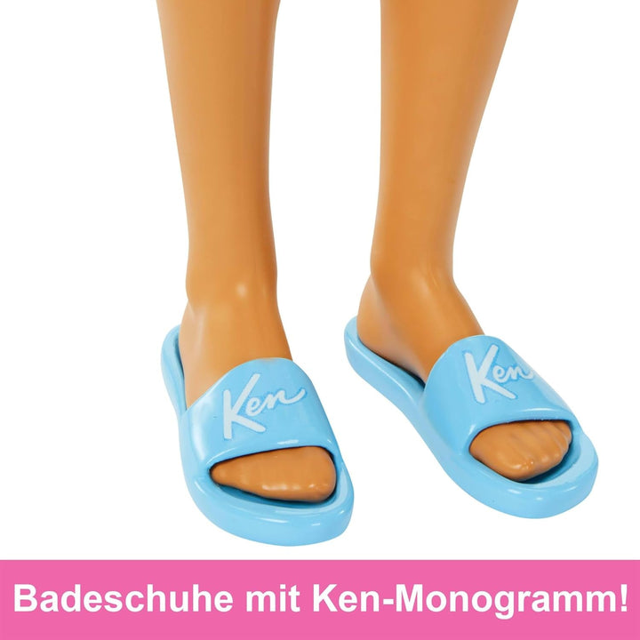 Barbie Ken - păpușă blondă cu cămașă albastră și costum de baie, accesorii de plajă și minge de plajă pentru jocuri creative, pentru copii de la 3 ani, HPL74 Papusi Naty Shop
