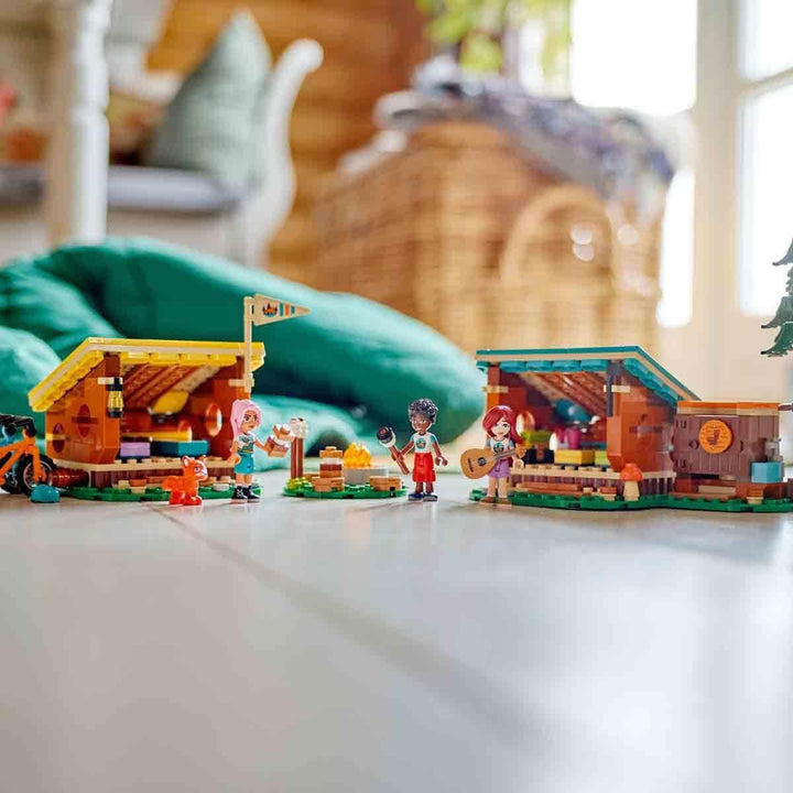 LEGO Friends Cosy Huts At Adventure Camp, Playset pentru jocuri de rol în aer liber, jucărie pentru copii pentru fete și băieți de la 7 ani cu 3 figurine și vulpe, jucărie de camping 42624 Seturi de constructie Besuche den LEGO-Store