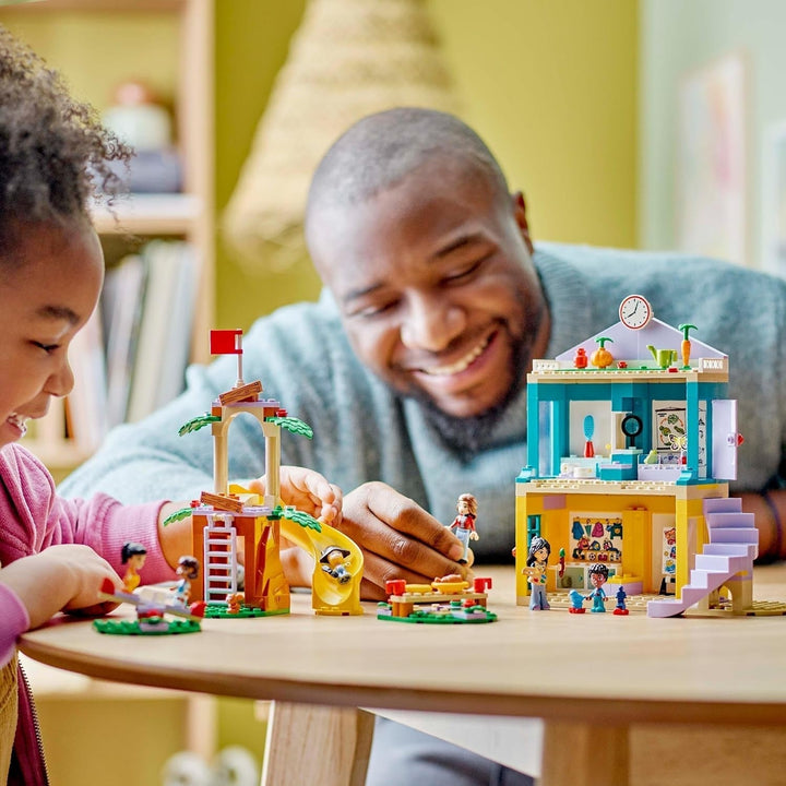 LEGO Friends Heartlake City Kindergarten, set de joacă pentru fete și băieți de la 4 ani, joc de rol creativ cu 2 figurine și 4 micro figurine, jucărie pentru dezvoltare socială 42636 Seturi de constructie Besuche den LEGO-Store