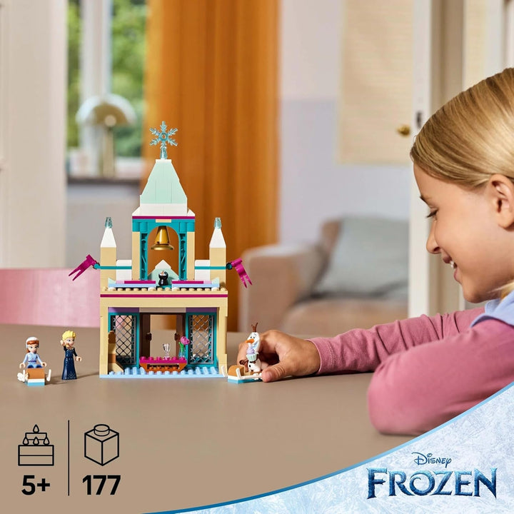 LEGO Ç€ Disney Frozen Castelul Arendelle, jucărie de prințesă cu mini păpuși ELSA, Anna și Olaf și o figură de pinguin, Playset fantezie, cadou pentru fete de la 5 ani 43265 Seturi de constructie Besuche den LEGO-Store