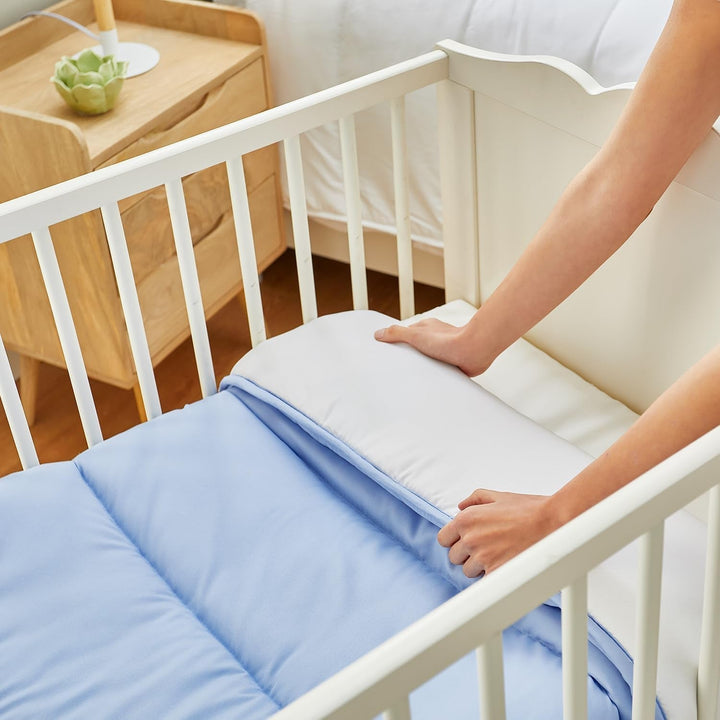 Pikolin Home - Plapumă reversibilă 300 G - Umplutură nordică bicoloră - Pentru pătuț 60 - Umplută cu pene, caldă, respirabilă, albastru/alb, 100 X 120 cm Plapumi si pilote Naty Shop