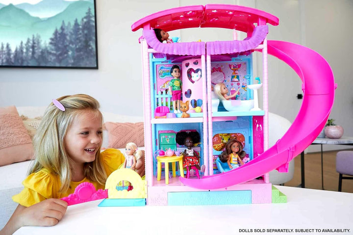 Barbie Chelsea Playhouse - 3 etaje cu funcție de transformare, zone de joacă secrete, lift, piscină, tobogan, 2 animale de companie și mai mult de 20 de accesorii, pentru copii cu vârsta de peste 3 ani, HHX44 Casute de papusi Naty Shop