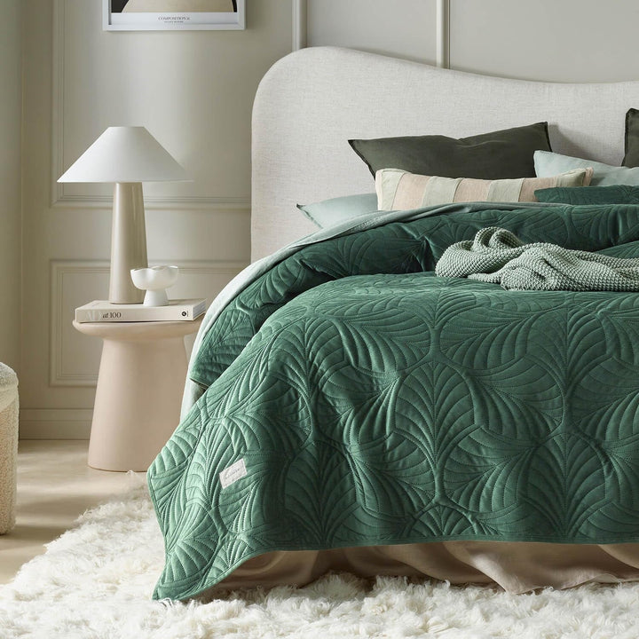 ROOM99 Feel Cuvertură de pat elegantă în bej 220 X 240 Cm Cuvertură de pat versatilă ca cuvertură de pat sau canapea Pătură de aruncare pentru pat și canapea Stil de cuvertură Ideal ca cuvertură de pat Catifea catifea Paturi si Cuverturi Besuche den ROOM99-Store Verde închis 240X260