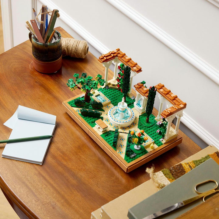 LEGO Icons Fountain Garden - Set de construcție în miniatură pentru adulți cu frunze, chiparoși, copaci, liane, flori - Idee creativă de cadou pentru ziua de naștere, cadou de casă pentru femei, bărbați - 10359 Seturi de constructie Besuche den LEGO-Store